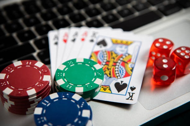 Live Andar Bahar table showing key card in centre and Andar/Bahar betting positions